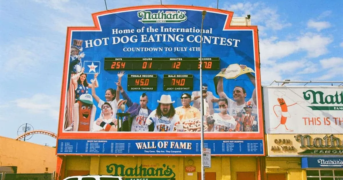 Шансы и прогнозы на конкурс по поеданию хот-догов Nathan's 2026: Джои Честнат и Мики Судо в фаворитах